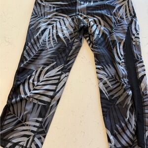 Old Navy Black and Gray Palm Tree Cropped Leggings
